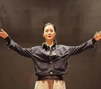 不愧是能和江珊、何赛飞的媲美女人，都55岁了还是那么温柔娇俏，她就是不喜欢名利，