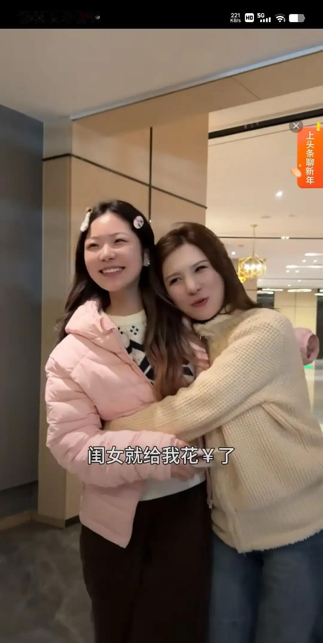 2万5的包，她刷卡那秒就后悔路嫂生日那天，女儿路子妍在韩国机场免税店拎回两