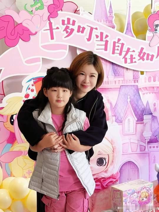杜华为10岁女儿庆生杜华女儿10岁了杜华女儿10岁了，母女俩一模一样​​​