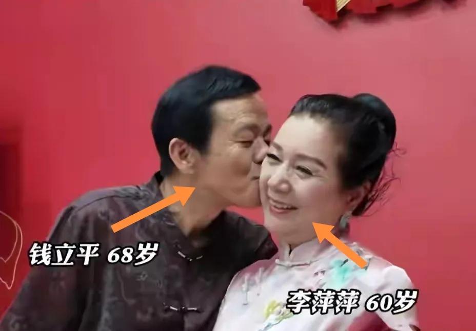 68岁钱大爷和60岁的李女士“520”喜领结婚证满脸笑容和幸福感。