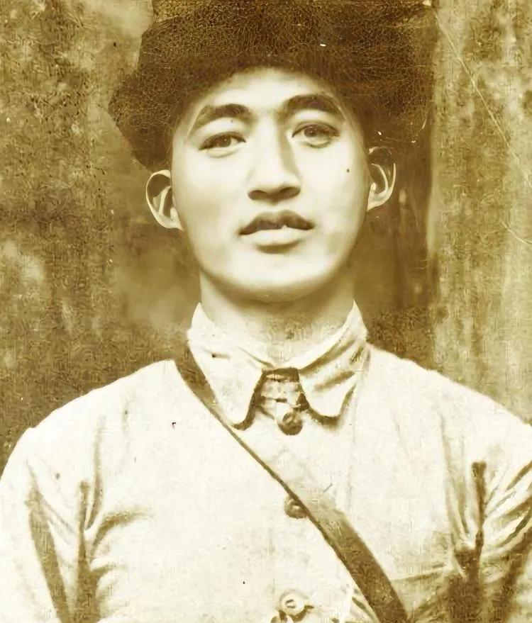 1933年，红25军军长吴焕先率部途经家乡，路上遇到一具女尸，他走近一看，脸色大