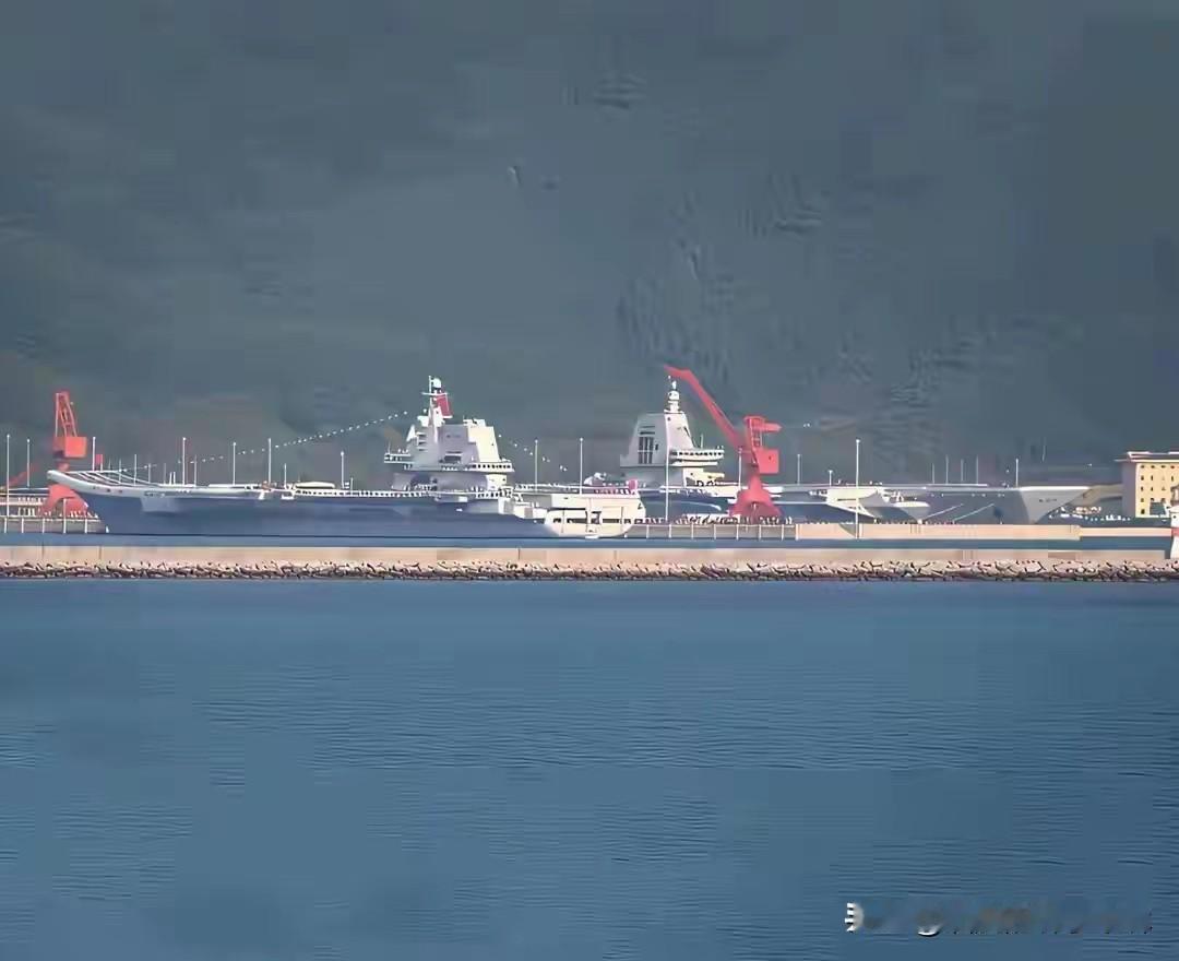 开启三航母时代，福建舰辽宁舰山东舰三兄弟终于齐聚！福建舰随着入列，我们已经列装三