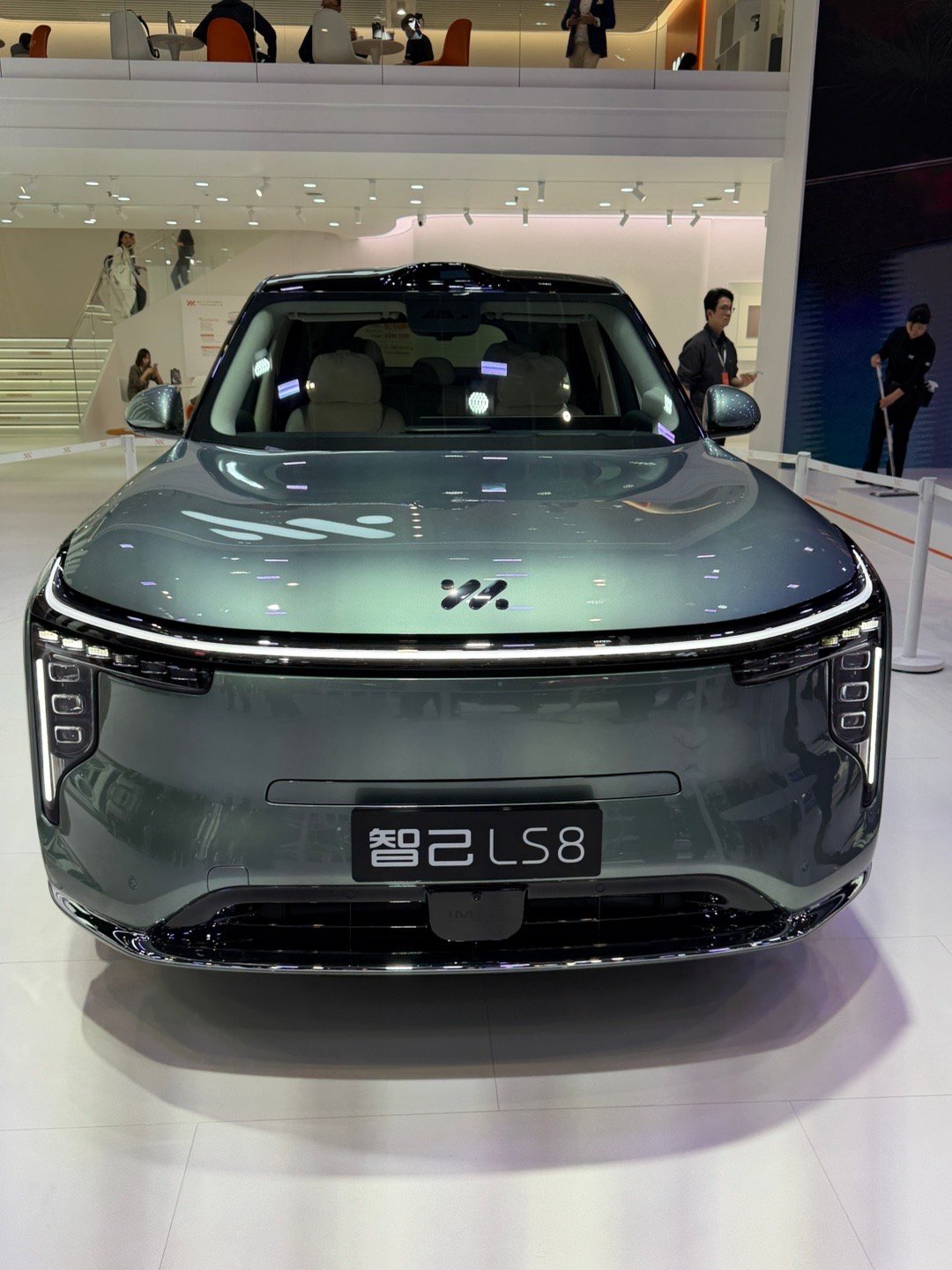 北京车展，智己LS6和智己L6是老朋友了，来看看最新的智己LS8，“25万级旗舰