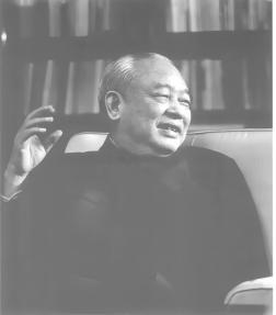 老太太问张国华，你认识我儿子余秋里吗？新中国成立后，张国华见到了余秋里，说起一件