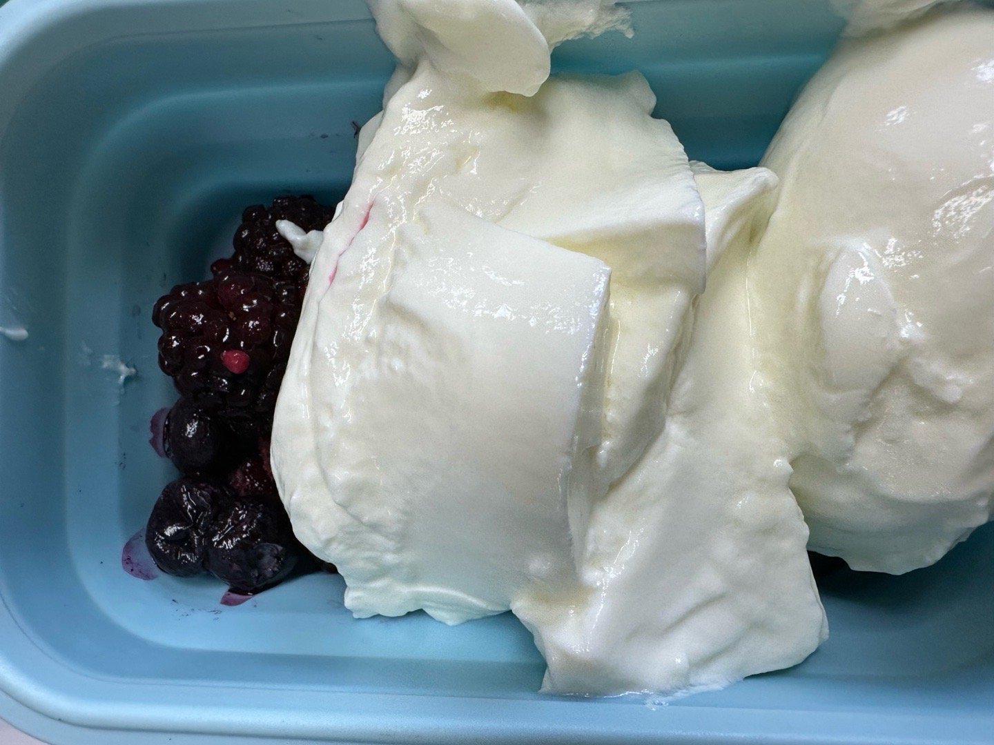 为了健康，及解嘴馋，准备优格加莓果当下午茶。没想到同事喂食红豆饼，还两个，我应该