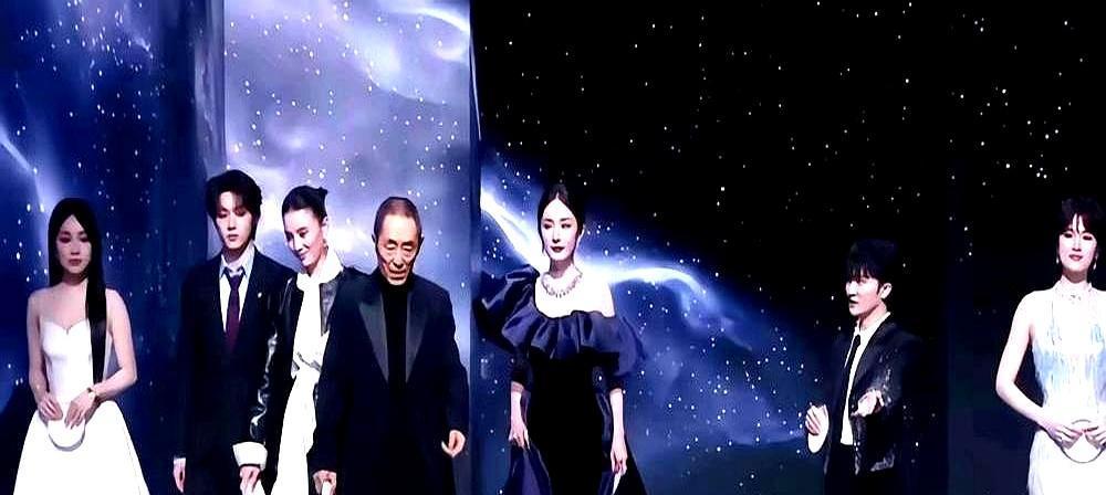 金鸡影后宋佳，大片女一号，竟然在公众场合被“小花”和主持人挤走C位？连张艺谋都