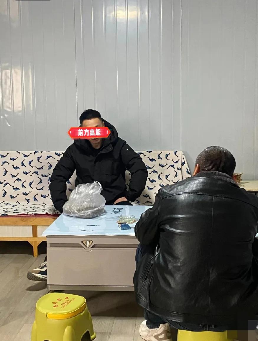 老丈人上门找女儿女儿没在家，跟女婿聊了两个小时。这会儿聊得正欢，突然老丈人