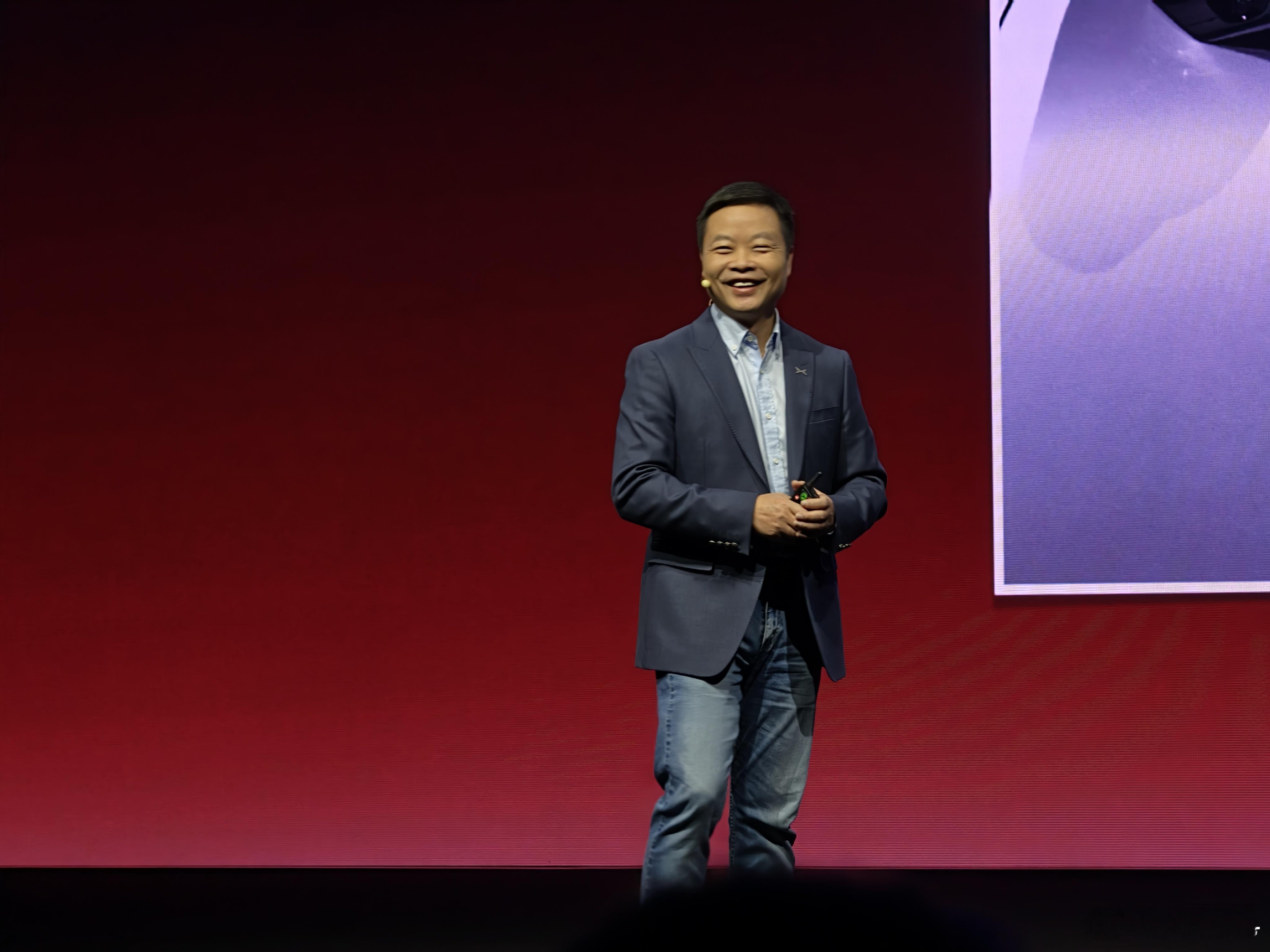 突然想起来了，何小鹏是P7代言人之一。何小鹏说他很喜欢「7」，因为是周末可以休息