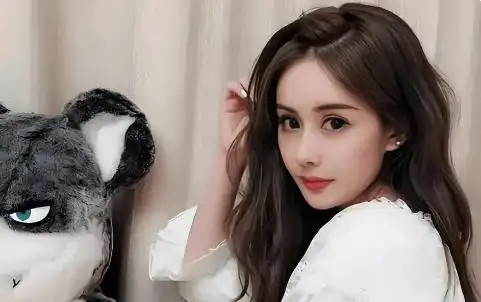 听听韦雪的人间清醒发言，有一男粉丝给韦雪说，每月给韦雪100万。韦雪说，你不用给我，你留着自己花吧，
