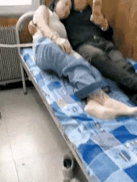 是这位哥哥太有魅力还是这位姐姐太随便？从这位姐姐一入病房大哥的眼神便嗖的一下点