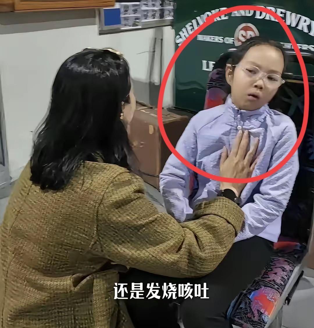 这趟“单亲带娃”的跨国游，第一天就翻车，朱丹被骂上热搜。但全网盯着她有没有重男