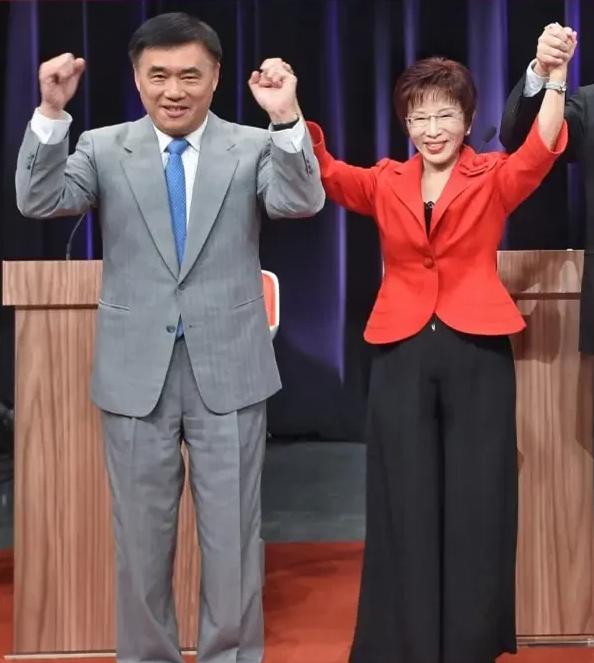 洪秀柱为何支持郝龙斌而非郑丽文？台名嘴邱毅一爆料，洪秀柱在本次党主席改选中，