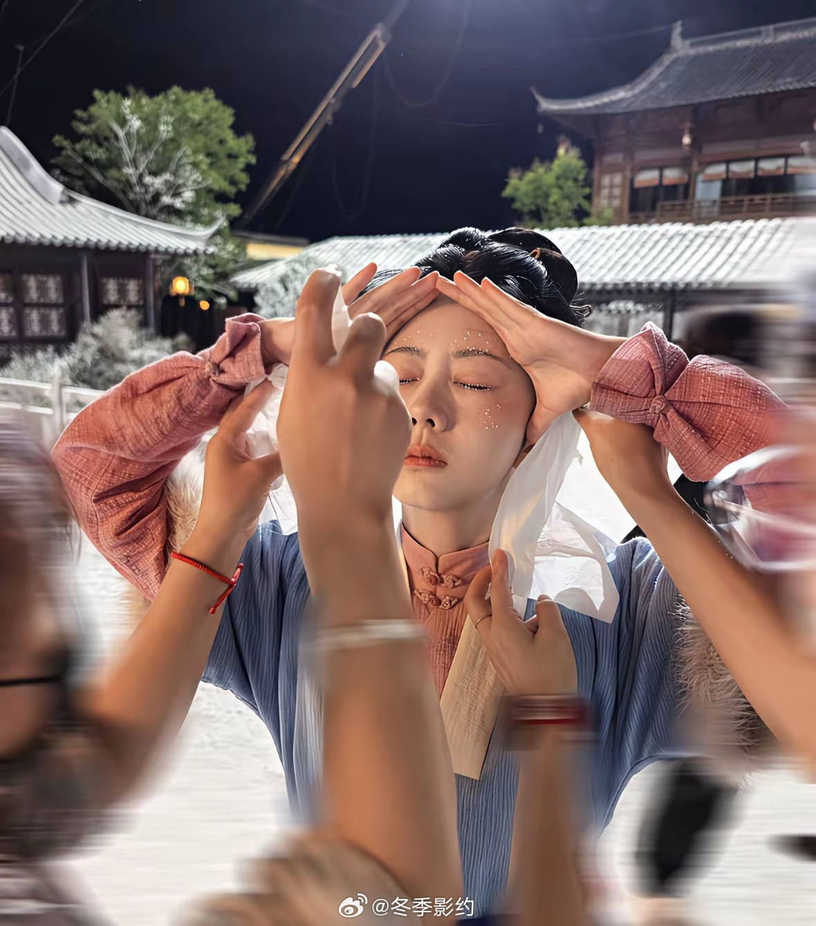 谭松韵这次拍戏，化妆师往她脸上扎了6到7个小时的针。别误会，这不是什么医美，是在
