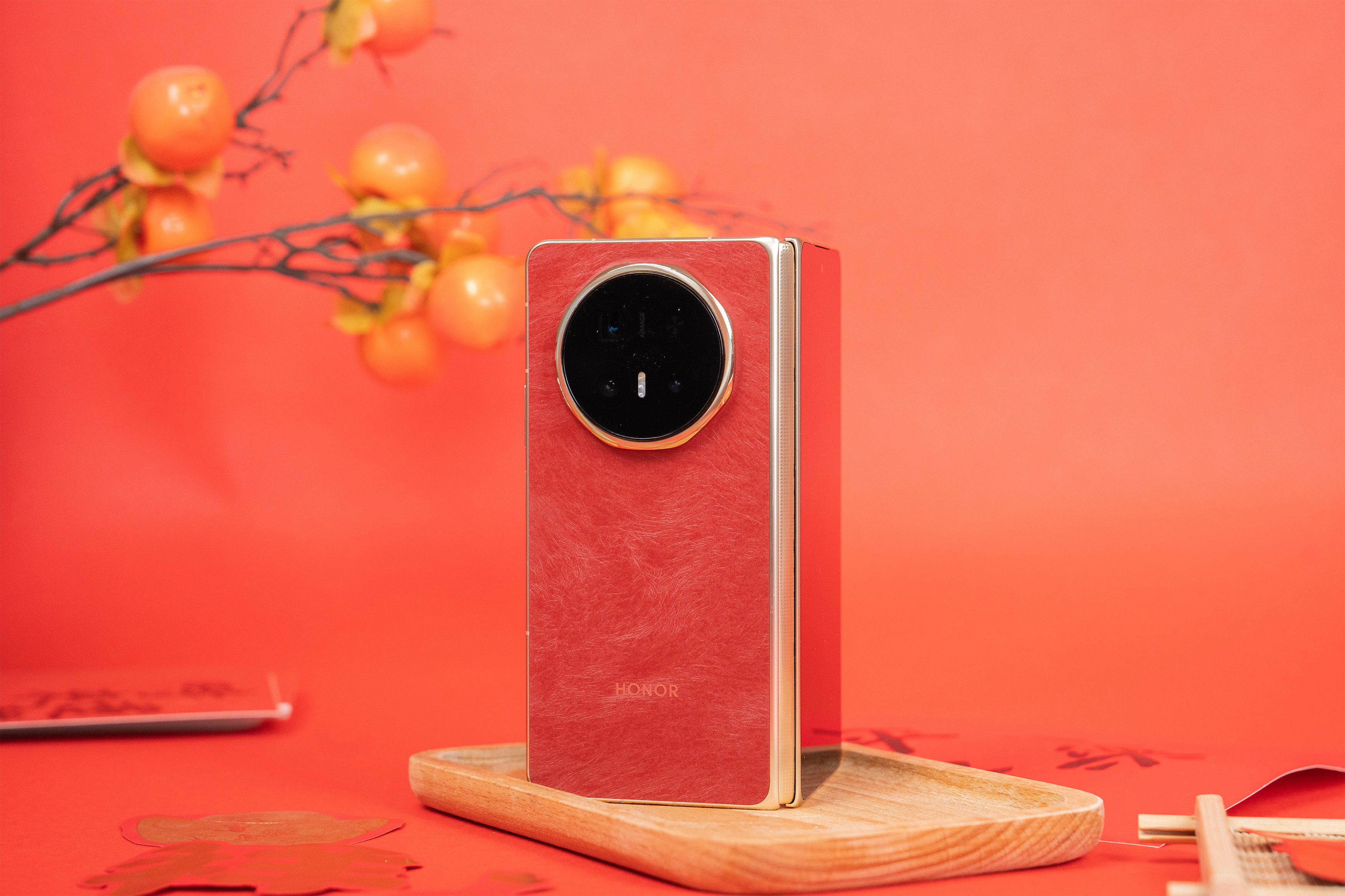 开年第一款折叠屏新机，荣耀MagicV6，赤兔红这个配色太好看了！赤兔取自三国