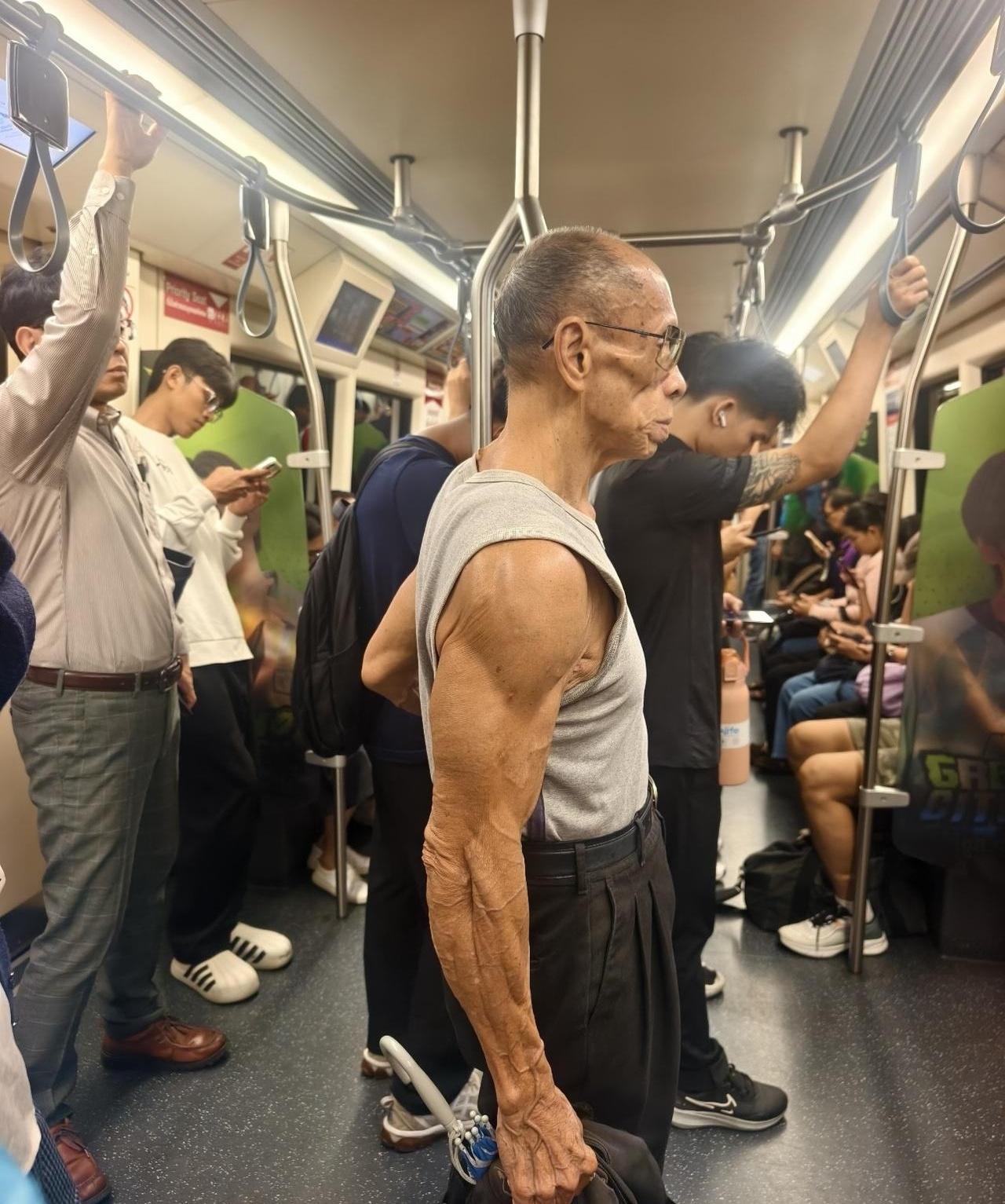 天天喊着腰酸背痛起不来的你，看看人家70岁大爷的肌肉，脸红不？今儿早高峰挤地铁，