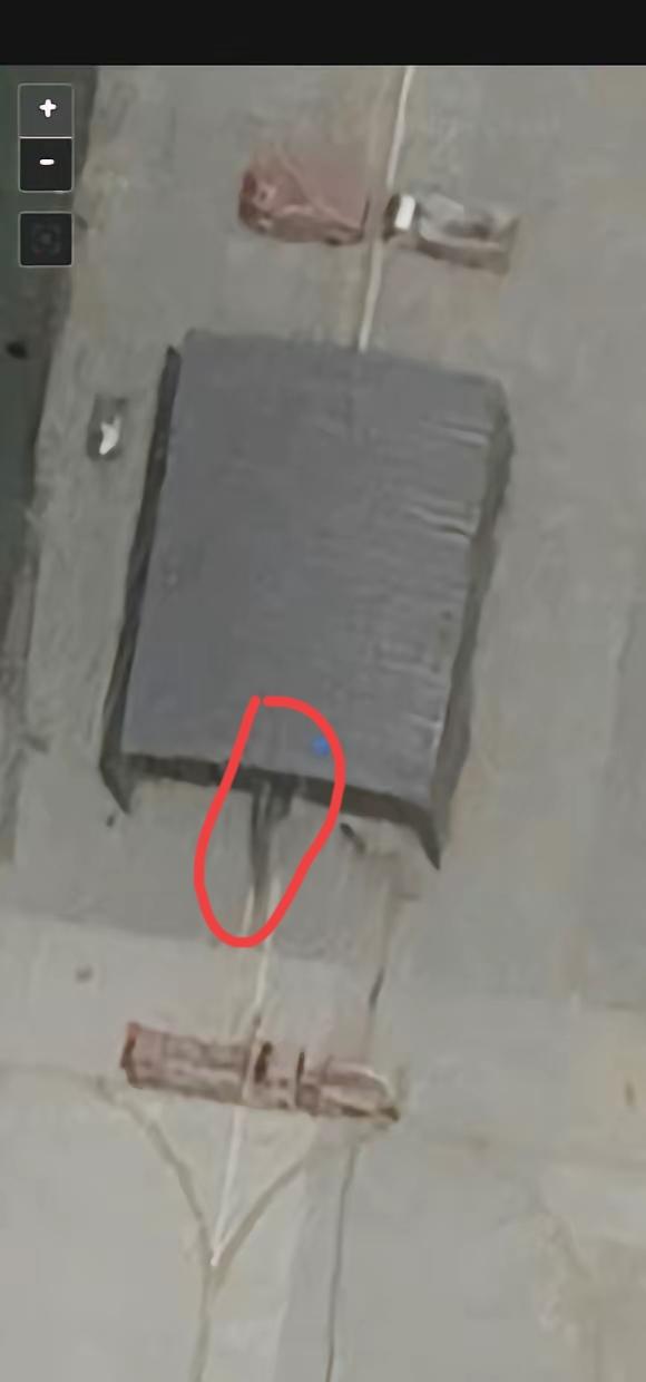 神秘机库里露出一架神秘类似机翼翼尖的“飞行器”，看比例是非常之大；如果真的是某大