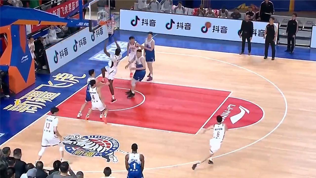 CBA绝杀未果！齐麟末节关键球失手 新疆主场两分惜败浙江