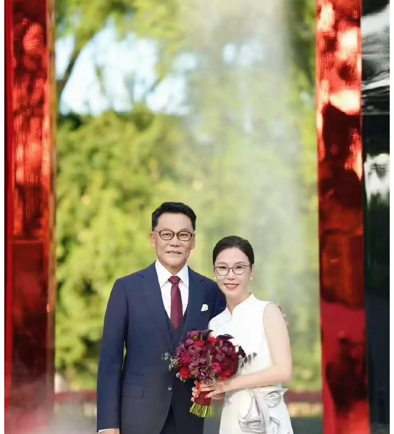 老李可以，没有找小娇妻，没有找女明星，老李这次是真的找到了爱情，看着还真是挺