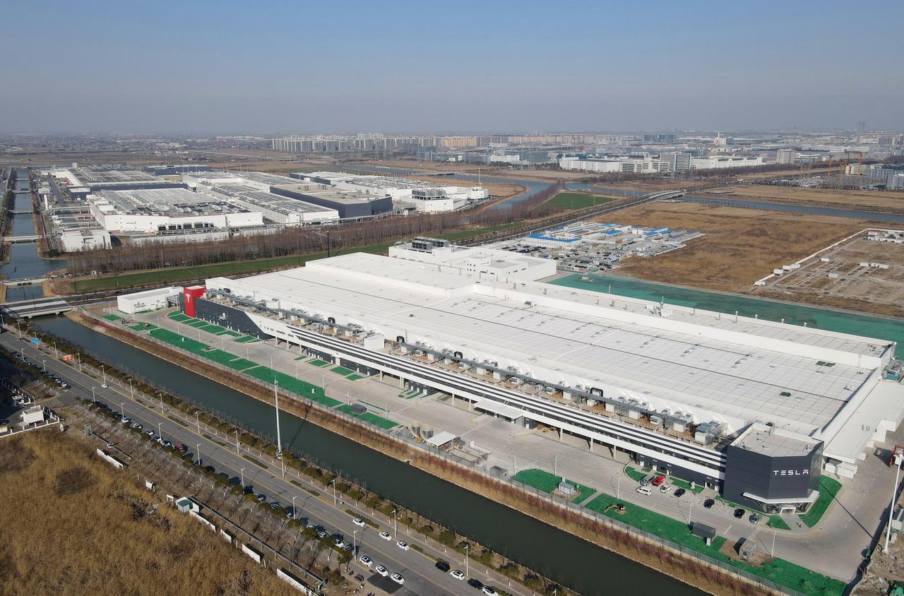 上海特斯拉超级工厂，占地1290亩，当时以市场价的10%卖了特斯拉。并且给特斯拉