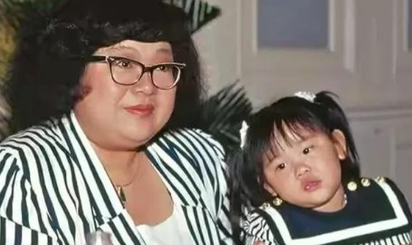 2002年，沈殿霞邀请前夫郑少秋做客一档访谈节目。到了节目尾声，沈殿霞很严肃地问