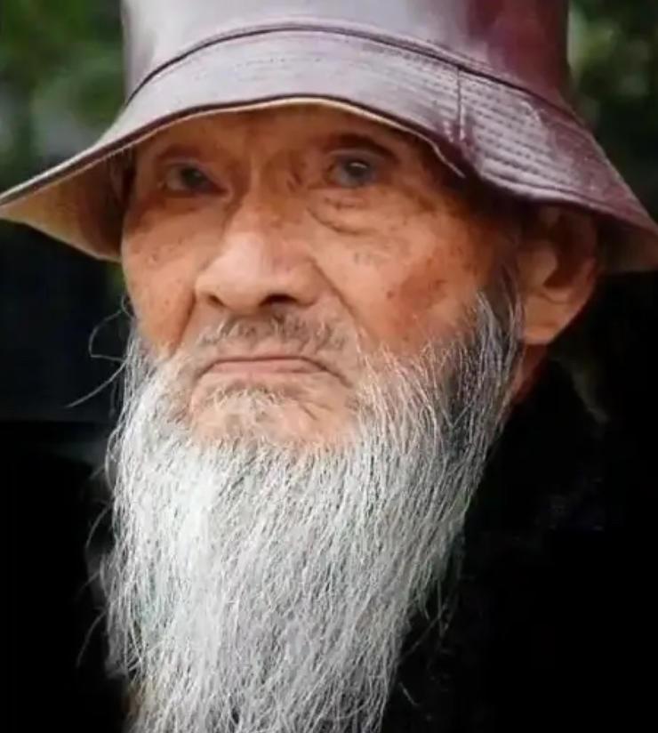 1995年，“中国长寿之王”龚来发去世，终身未娶活到133岁，匪夷所思的是，他有