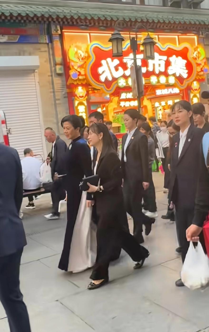 苏林夫人在北京逛街，第一女保镖严月霞又现身了，郑丽文来没参加，可见严月霞主要参加