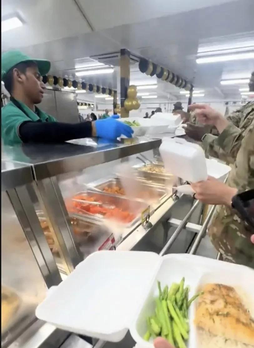 据美军TiKTOK透露，美军部队食堂开始供应龙虾大餐和牛排大餐，这意味着，一般
