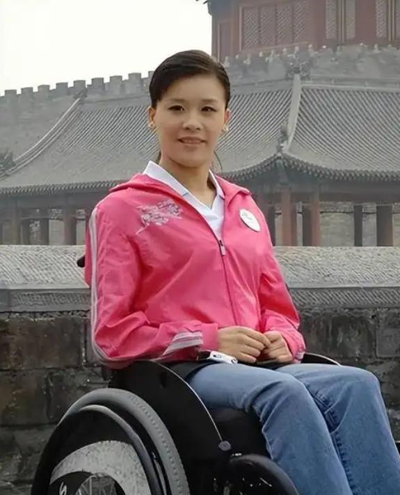 1998年，桑兰瘫痪后拿到了1000万美金的赔偿，就在这个时候，照顾了桑兰9年的
