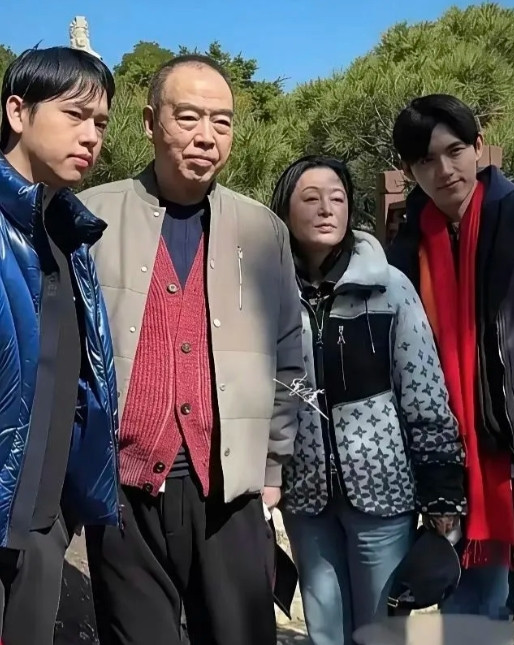 72岁的陈凯歌已是暮年，56岁的陈红也青春不再，俩人看上去年龄差距并不大。两个