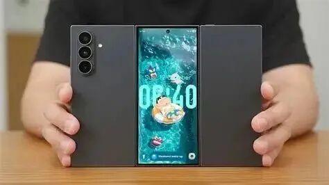 1月27日消息，三星电子宣布，其首款三折叠屏智能手机GalaxyZTriFo