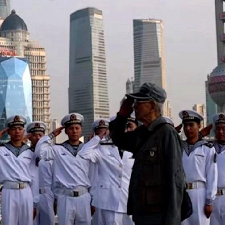 沂蒙山舰开放日，一个91岁的老爷子，没票，被卫兵拦在了警戒线外。老爷子佝偻着