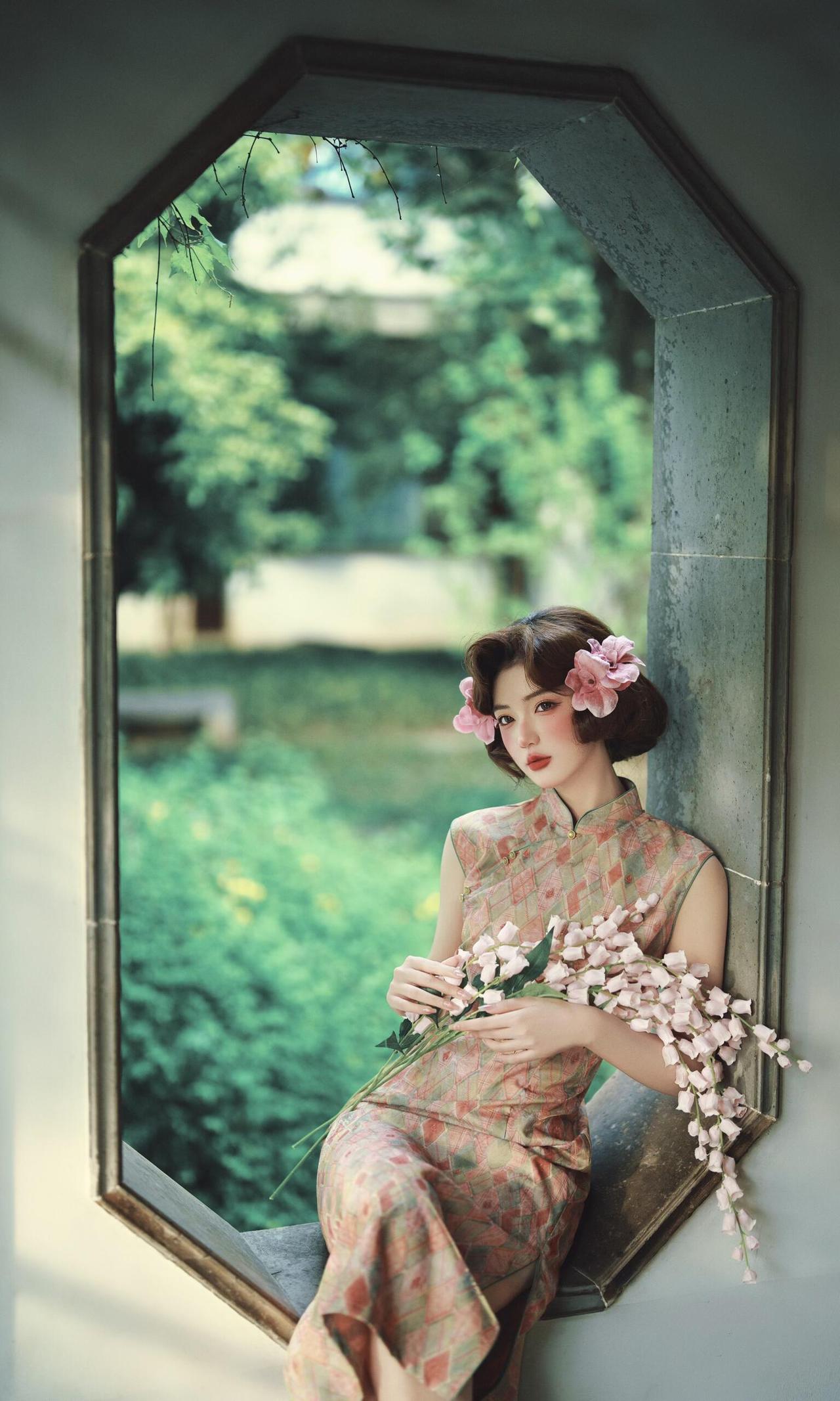 《庭院深深》这组人像作品，以民国旗袍与江南园林为创作基底，在光影与构图中复刻了旧