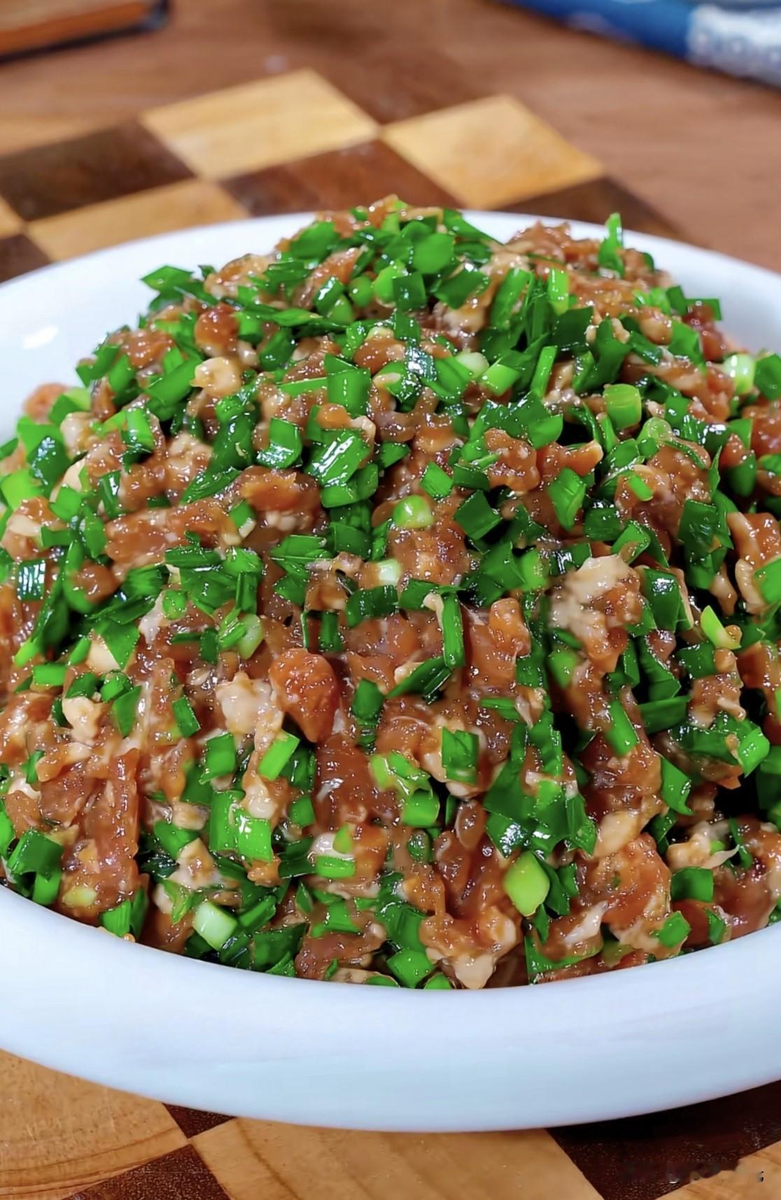 爱吃猪肉韭菜饺子的朋友应该都有同感：自己在家包，要么肉馅干柴没汤汁，要么韭菜发