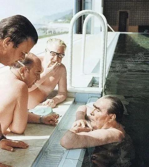 1977年，勃列日涅夫正在游泳。突然，他的烟瘾又犯了。3名警卫赶紧点上香烟，勃列