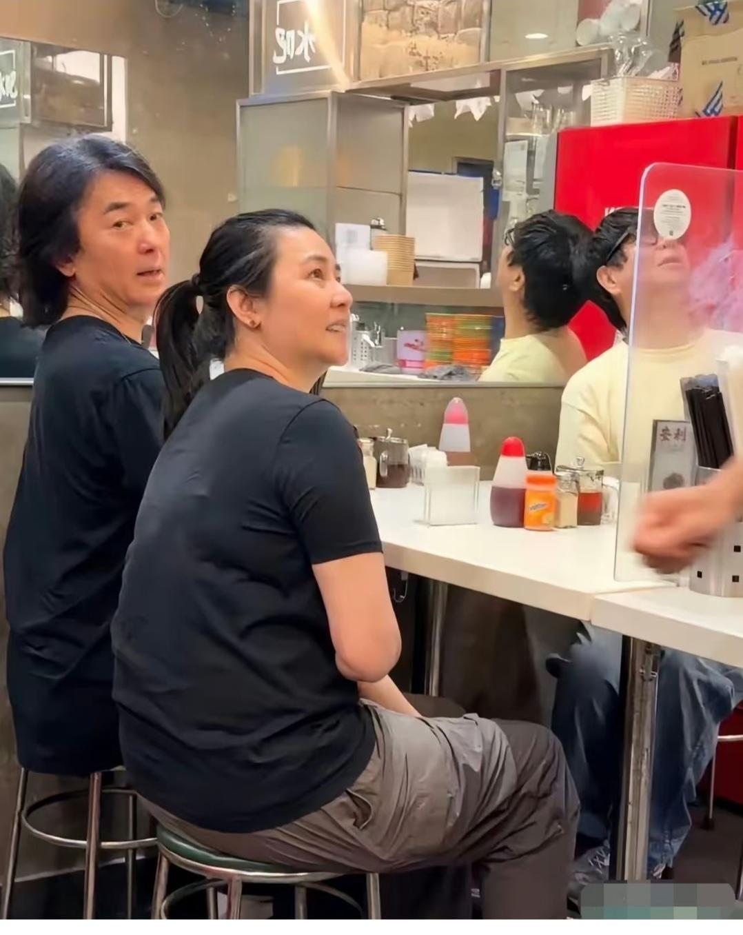 郑伊健和蒙嘉慧，这些年一看就很随意，不怎么去刻意保养。