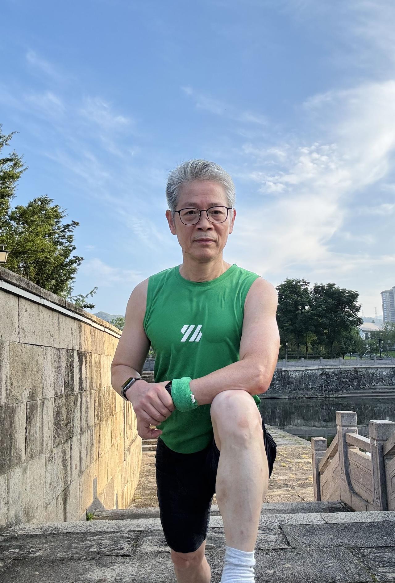 不少健身的朋友都会疑惑：坚持力量训练、想要保住肌肉，是不是必须滴酒不沾？先说