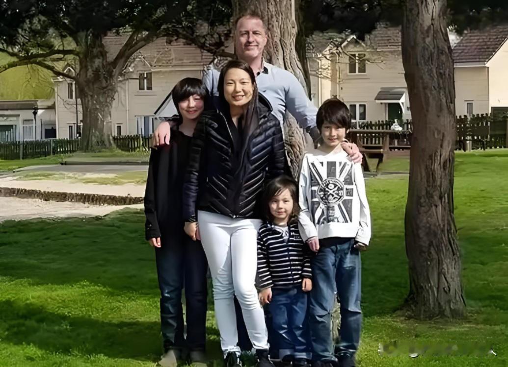 2006年，英国69岁亿万富克拉克与中国33岁女外卖员周颖坠入爱河，当周颖提出想