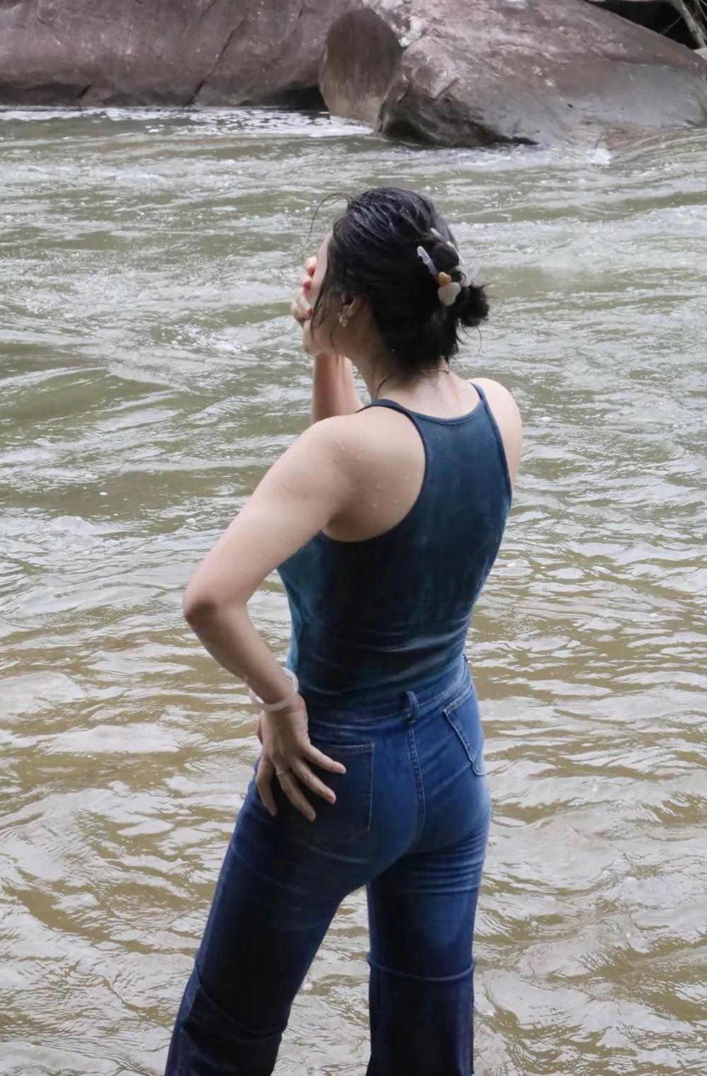 少妇衣服裤子都湿了