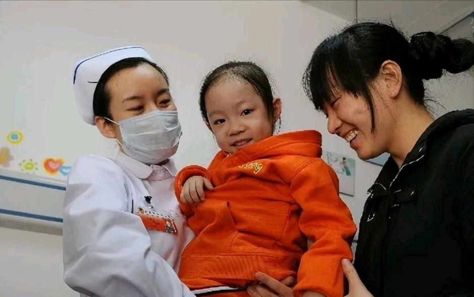 4岁半的女孩儿肚子大如临盆的孕妇，医生预言活不过三个月，就在其父母深感绝望之时，