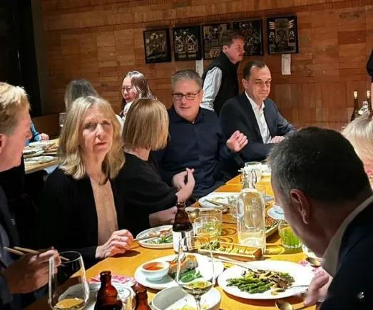 斯塔默在三里屯下馆子，旁边英使馆官员的表情亮了：见识到中国如今多先进了吧？1