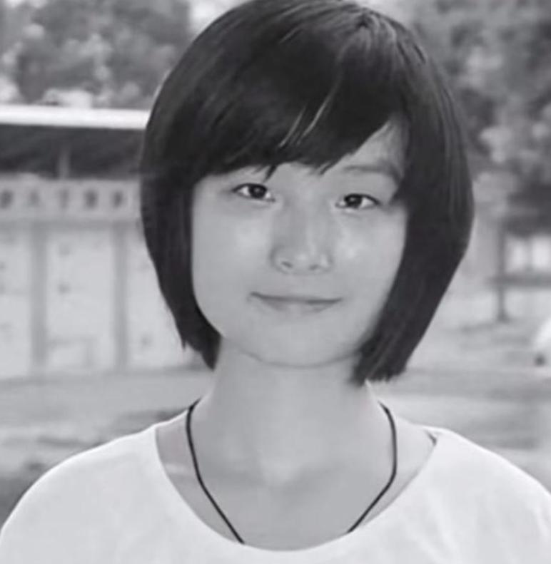 1999年，湖北687分文科女状元戴柳，被父亲偷改志愿错失北大，戴柳下定决心从此