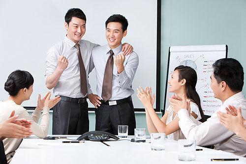 你会把同事当成朋友吗这个问题，看似简单，却牵扯出我们对人际关系的深层思考。你会