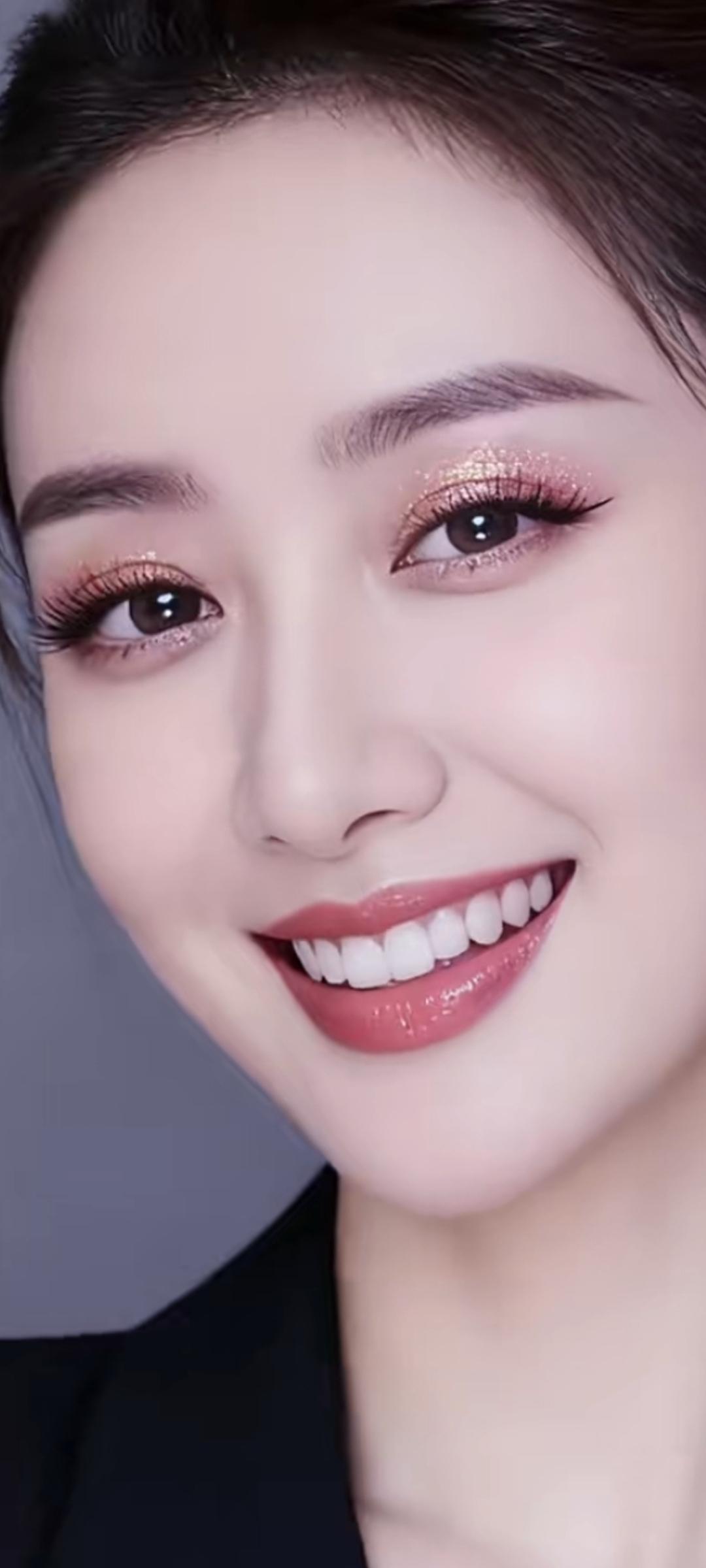 甜美笑容，闪耀眼妆，元气满满的一天！😊✨