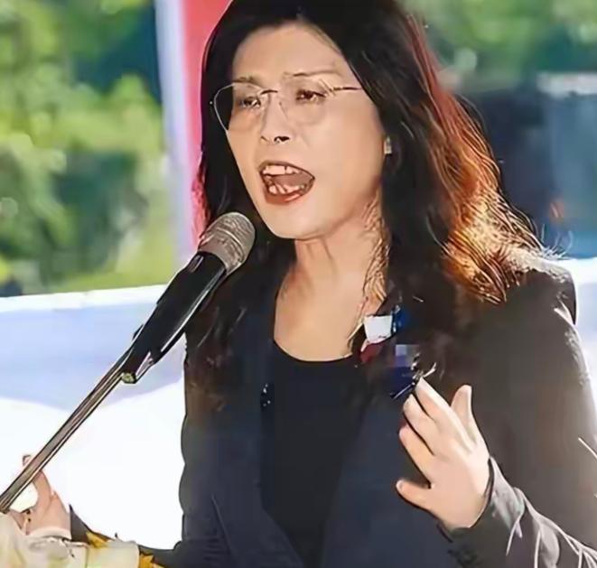 郑丽文是一个什么样的人，不遇事真不好看出来。郑丽文访美，她在美国人面前是否卑躬屈
