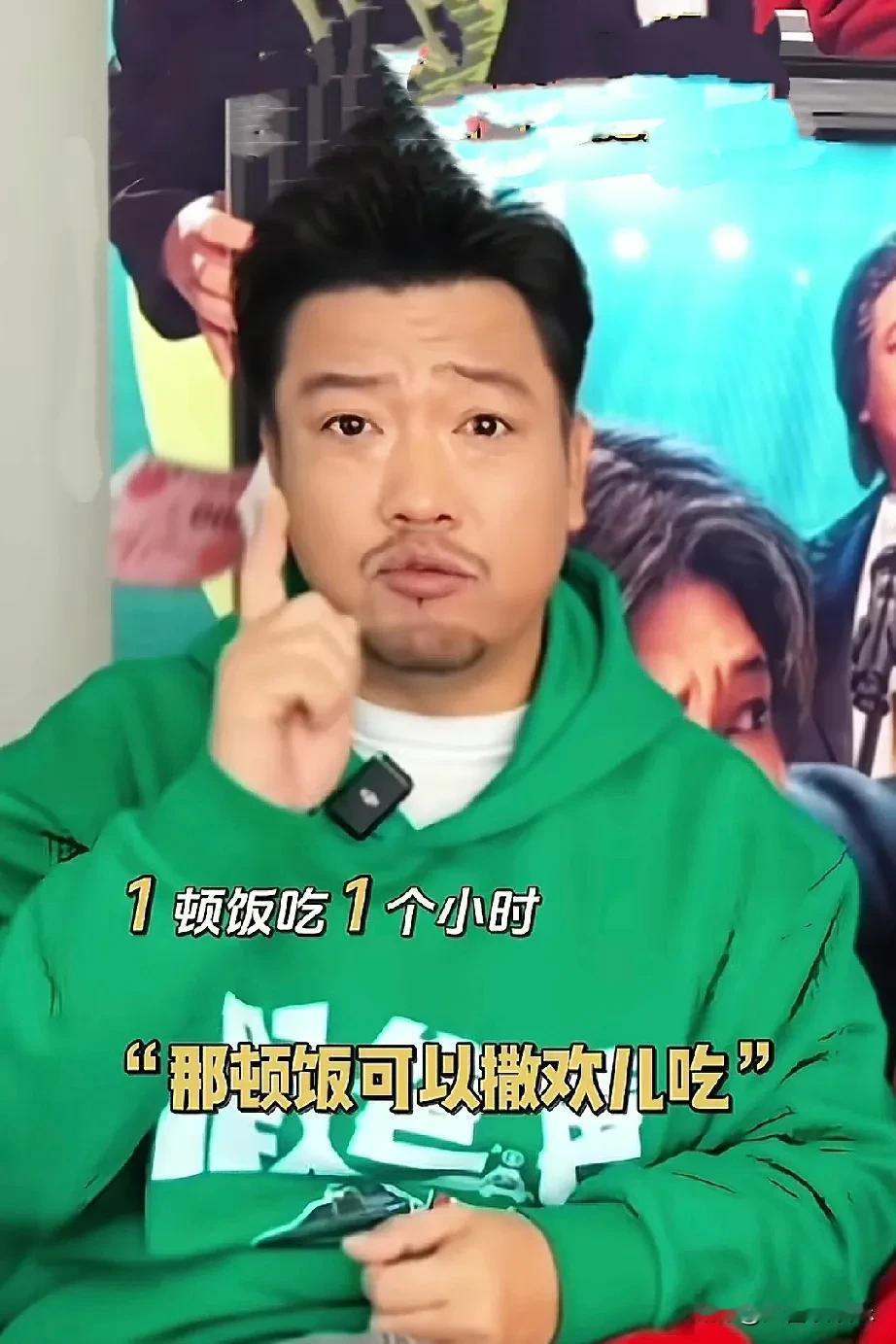 贾冰一个多月瘦了45斤，分享他的减肥秘诀。首先，就是要少吃。他每天晚上不吃