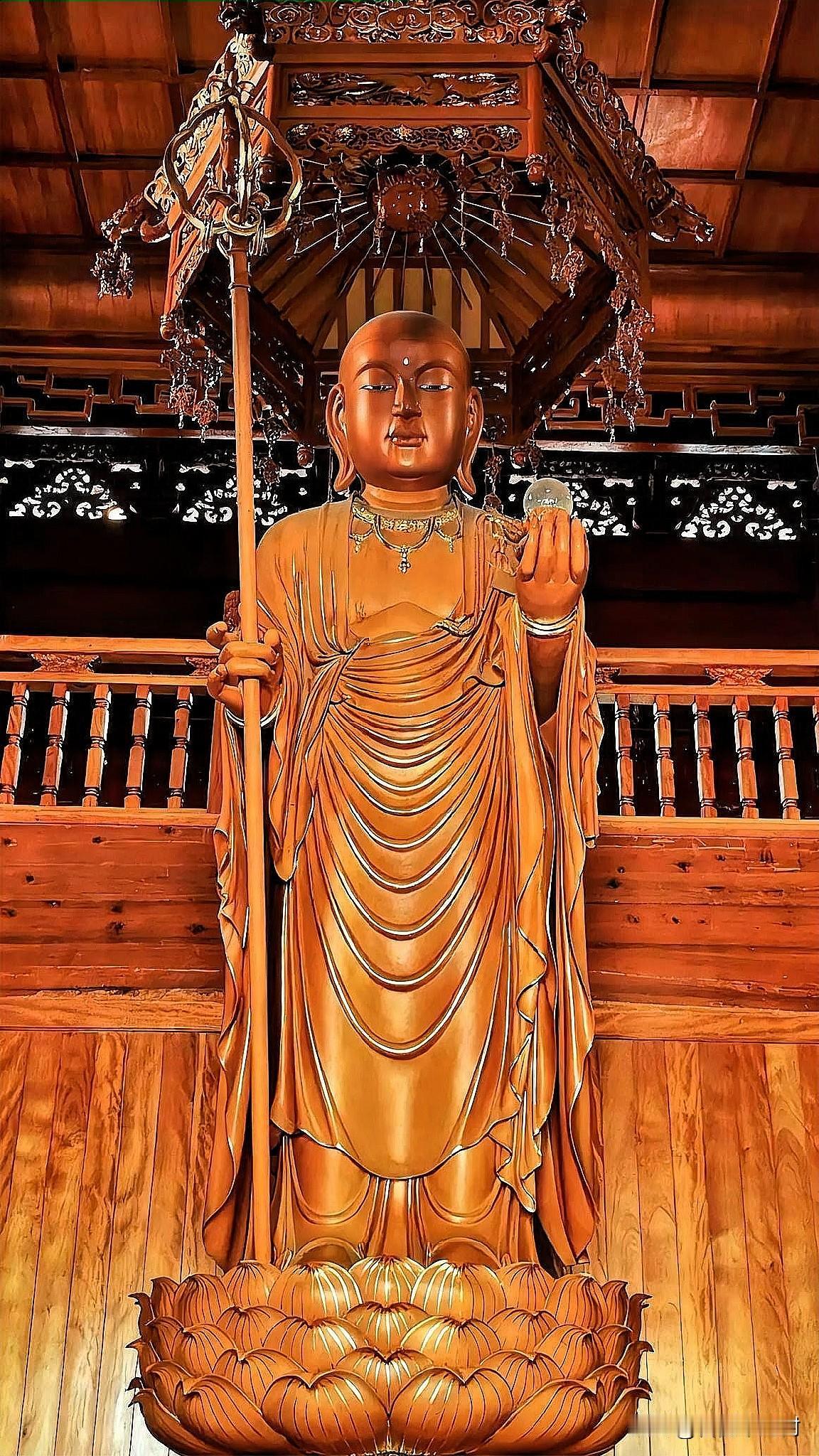 这尊木雕地藏像，藏着中国人最温柔的慈悲你逛寺庙时，是否也曾被这尊持杖立像的