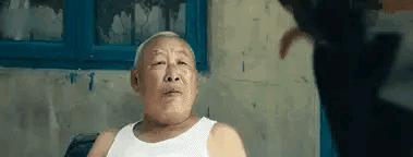 2014年，沈腾在大连拍《夏洛特烦恼》时，有个大爷一直在看热闹，沈腾开玩笑说：“
