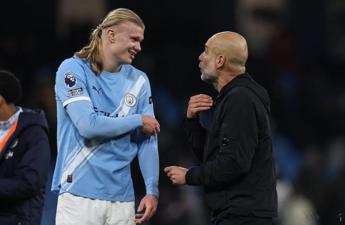 曼城3比2利兹联赛后瓜迪奥拉与哈兰德长时间“交流”，哈兰德保持微笑，接下来瓜帅