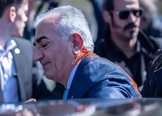 太惨了！伊朗流亡王储遇袭。这事就发生在4月23号晚上，伊朗流亡王储礼萨·巴列