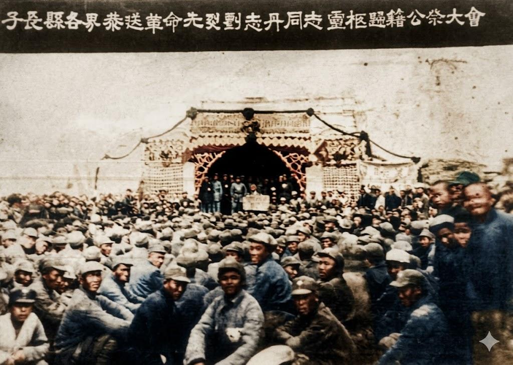 1936年，刘志丹牺牲后，子长县各界恭送他灵柩归籍的公祭大会现场。台前挤满了穿